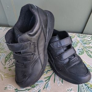 Prophet Black Velcro tennis shoes
